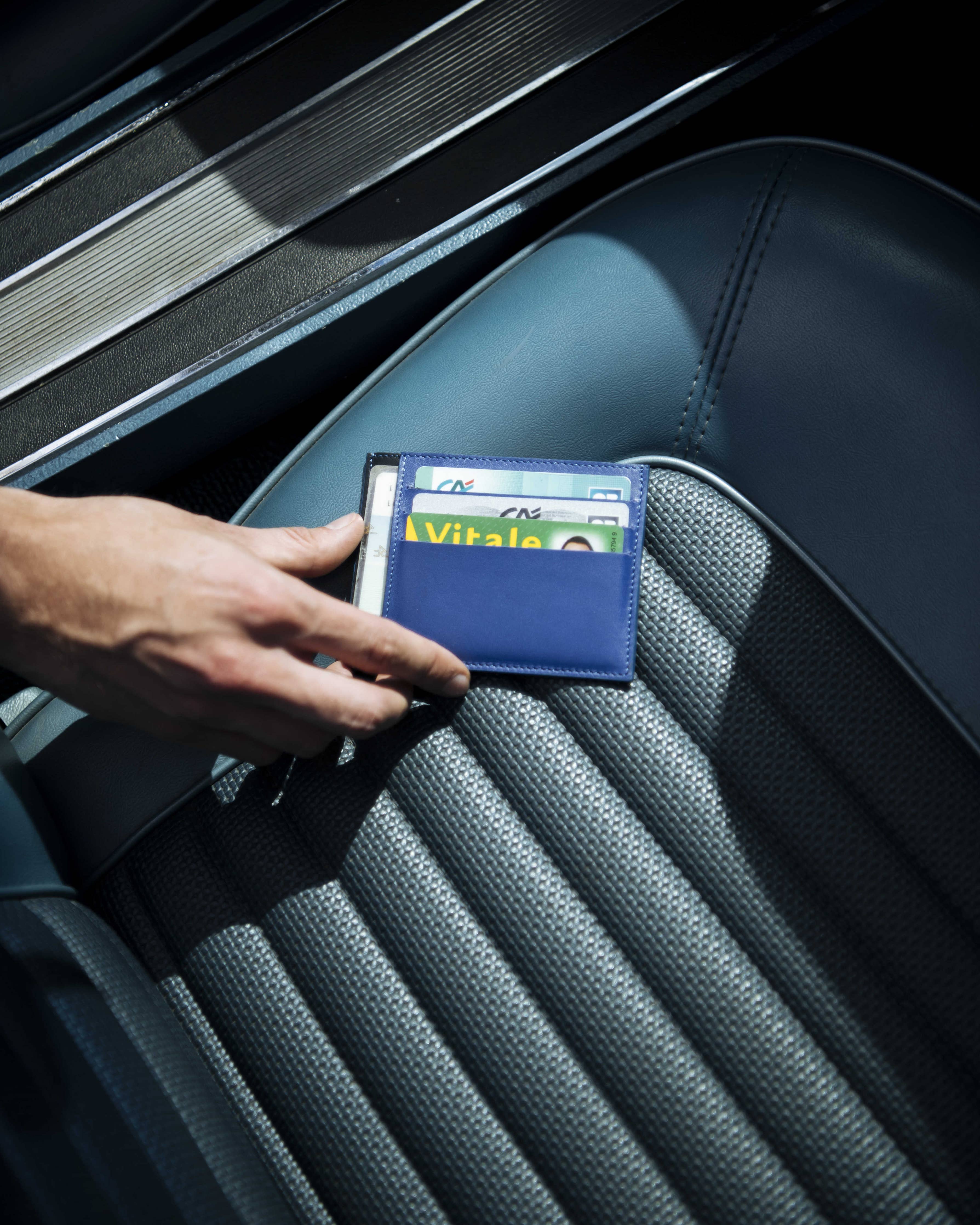 Porte-cartes identité en cuir upcyclé bleu klein et marine