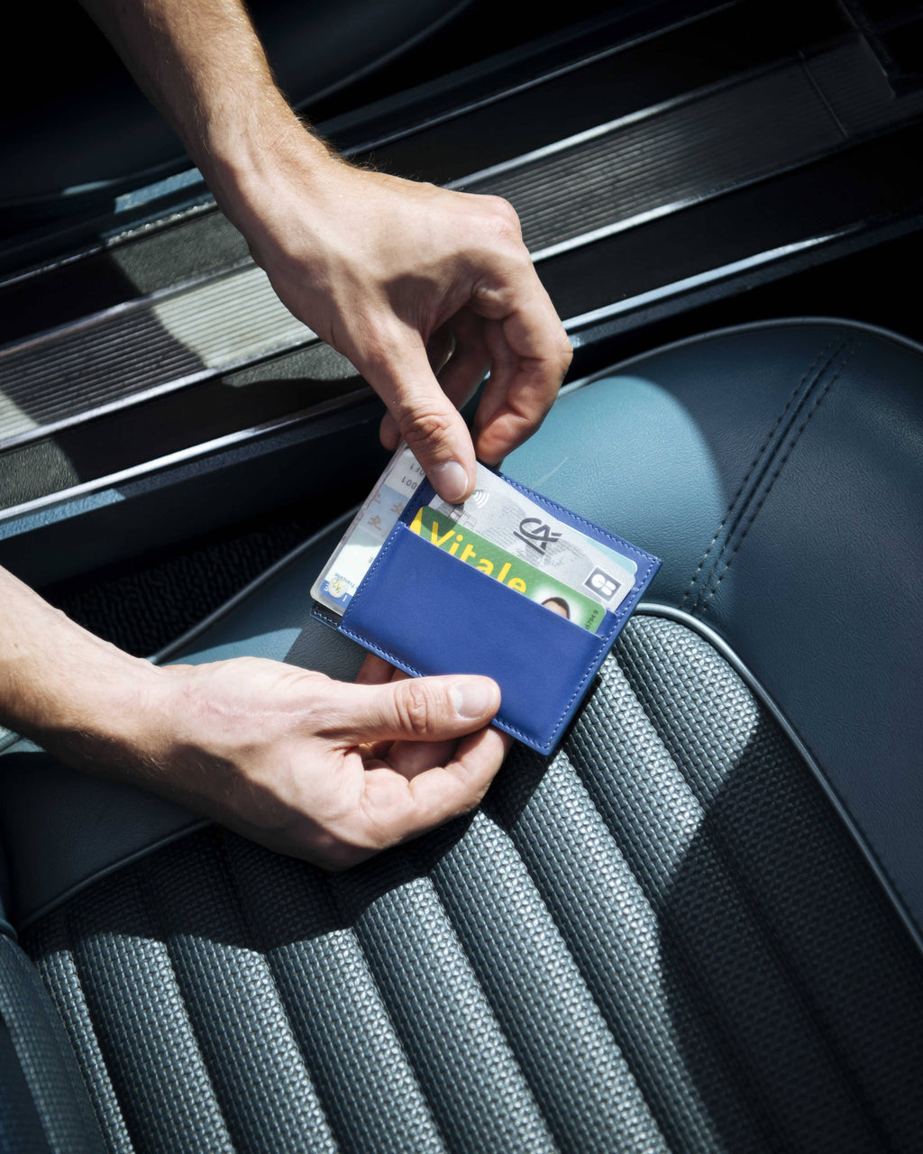 Porte-cartes identité en cuir upcyclé bleu klein et marine