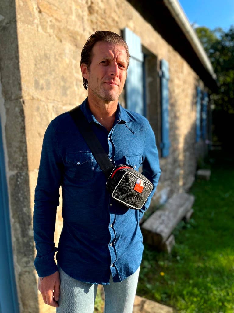 Sac banane en tissu automobile upcyclé tressé noir KMB